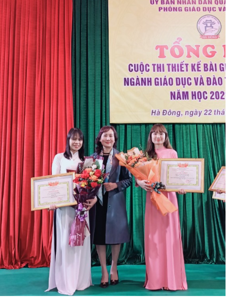 Đ/c Phạm Thị Lệ Hằng - Trưởng Phòng GDĐT Quận chụp ảnh lưu niệm với 2 cô giáo đạt giải